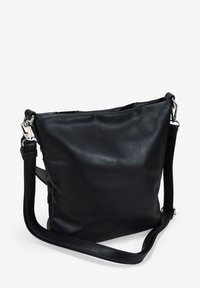 Bolso cruzado de cuero negro con correa ajustable y cierres de metal plateado, mostrado contra un fondo blanco.