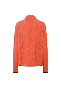 Suéter de punto naranja con un patrón de cables texturizados y motivos de diamante, con un cuello alto y un dobladillo acanalado.