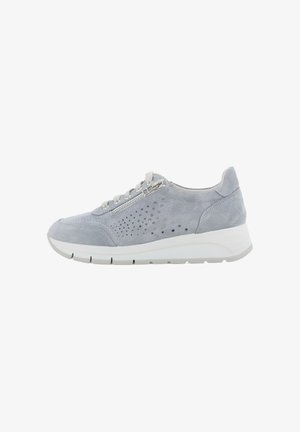 Scarpa sportiva in camoscio grigio chiaro con pannelli laterali traforati, suola bianca, chiusura frontale con lacci e cerniera laterale argento su sfondo bianco.