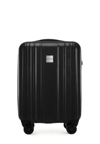 Černý kufr s tvrdou skořepinou a texturovaným povrchem, se čtyřmi otočnými kolečky a stříbrnou značkovou destičkou "WITTCHEN" na přední straně.