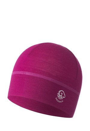 Fuksjowy beanie wykonany z miękkiego materiału, o zaokrąglonym kształcie, bezszwowym designie i białym logo z przodu. Gładka tekstura.