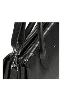 Borsa a tracolla in pelle nera con una finitura testurizzata, caratterizzata da doppie cerniere in argento, due manici corti e un design elegante.