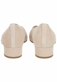 Décolleté beige in suede con punta arrotondata e tacco a blocco piccolo. Nella parte posteriore presenta una cucitura e una superficie liscia senza hardware aggiuntivo.