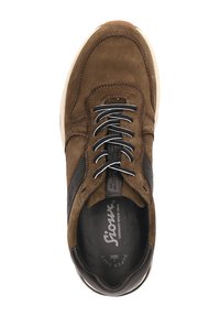 Baskets en suede marron avec des accents en cuir noir, lacets blancs et semelle en caoutchouc. Présentent un col rembourré et un logo sur la languette.