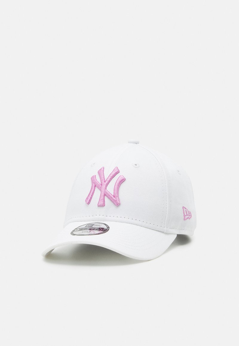 Weißer Baseball-Cap mit einem pinken, gestickten New York-Logo. Hat einen gebogenen Schild und ein kleines Logo an der Seite. Hergestellt aus Stoffmaterial.