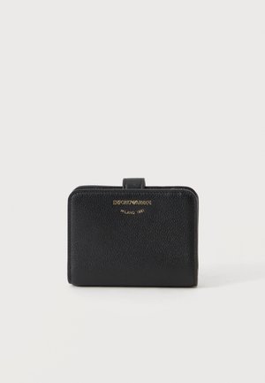 Čierna kožená peňaženka Emporio Armani s textúrou, zlatým logom a pásikom na cvok na vrchu na jednofarebnom pozadí.