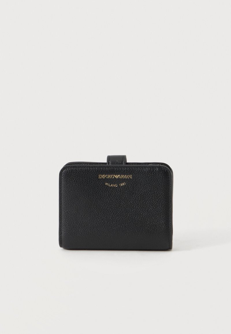 Μαύρο πορτοφόλι Emporio Armani από υφή δέρματος με χρυσό λογότυπο και κλείσιμο με κουμπί στην κορυφή πάνω σε απλό φόντο.