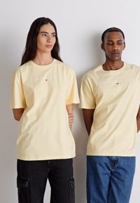 Tommy Jeans LINEAR LOGO TEE  - Printtipaita - lemon zest