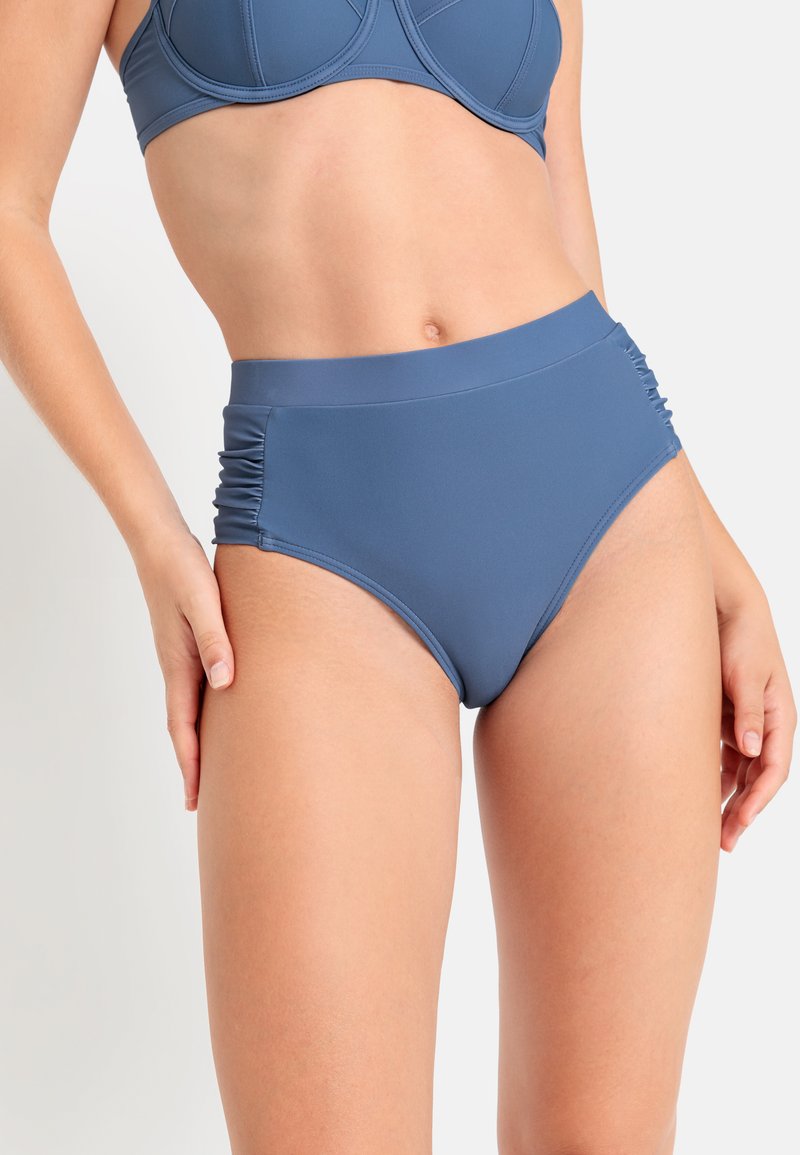 Visokotakšni modri bikini spodnji del, izdelan iz gladkega materiala, z bočnim nabiranjem in čistim oblikovanjem pasu.