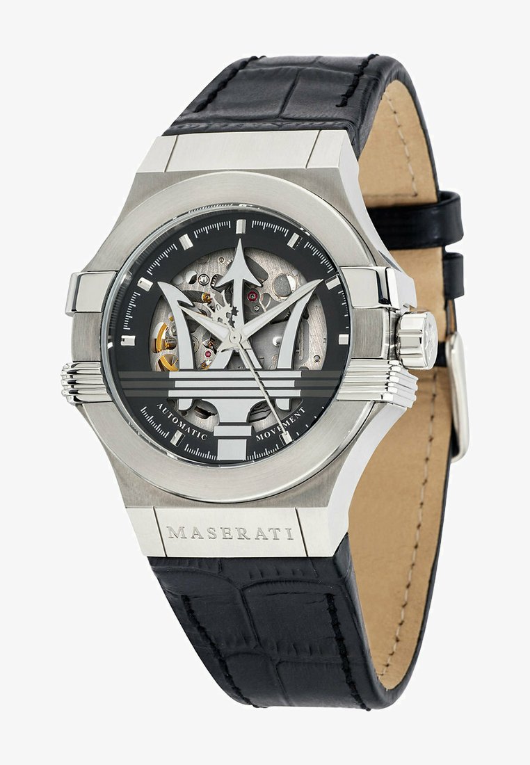 Edelstahl-Uhr mit einem schwarzen Lederarmband, Skelett-Zifferblatt und silbernen Akzenten. Verfügt über ein auffälliges Maserati-Logo und Automatikwerk.