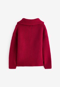 Czerwony sweter z prążkowanej dzianiny, charakteryzujący się szerokim kołnierzem, długimi rękawami i miękką teksturą. Projekt jest prosty, z bezszwowymi ramionami i prostym krojem.