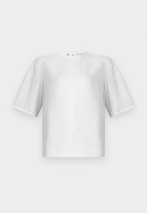 Biela krátka rukávová blúzka vyrobená z hladkej látky, má okrúhly výstrih a voľný boxy strih. Jednoduchý dizajn bez viditeľných vzorov alebo doplnkov.