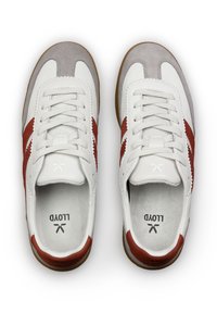 Weiße und graue Sportschuhe mit roten Akzenten, aus Wildleder und Leder, rundem Zehenbereich, sechs Ösen und Gummilaufsohle.