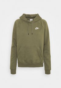 Oliwkowa zielona bluza Nike z kapturem, kieszenią kangurka, regulowanym sznurkiem w kapturze oraz białym logo na piersi. Miękki materiał z mieszanki bawełny.