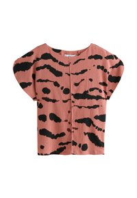 Haut rose avec un imprimé animal abstrait noir, manches courtes et encolure ronde. Le tissu a une apparence texturée et légèrement froissée.