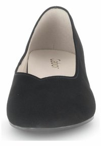 Ballet flats in suede nera con un vampiro a bassa apertura, superficie liscia e punta arrotondata, caratterizzate da dettagli di cucitura discreti e una soletta imbottita.