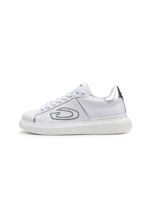 Sneaker bianca con tomaia in sintetico liscio, dettagli argentati sul tallone e un design del logo grigio prominente sul lato. Suola spessa bianca.