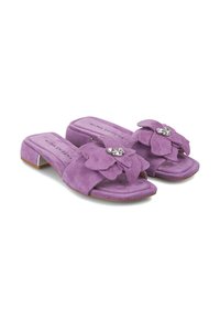 Sandalias de ante moradas con un gran adorno de flor y un centro de strass, punta abierta y un tacón cuadrado bajo.