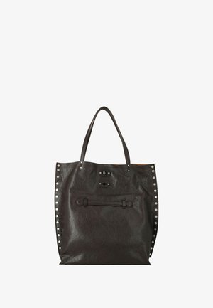Borsa tote in pelle marrone scuro con borchie lungo i lati e doppi manici superiori. Presenta una chiusura a scatto e un corpo piatto e spazioso.