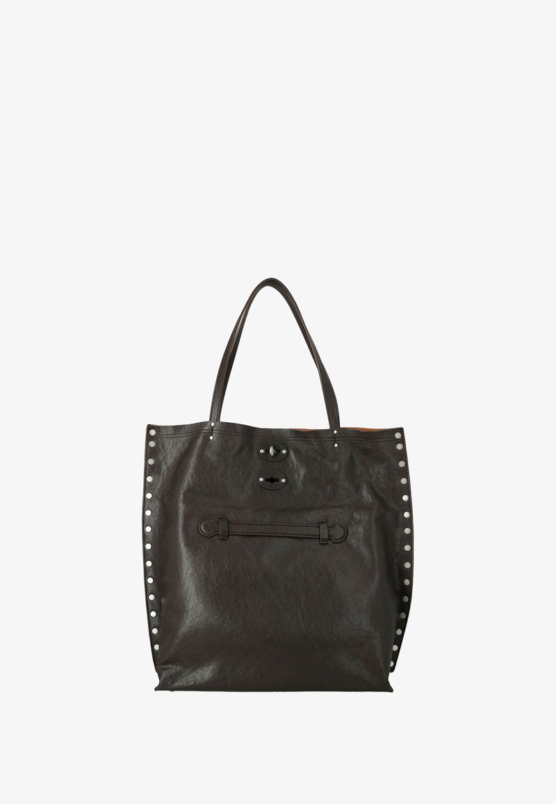Sac à tote en cuir marron foncé avec des clous sur les côtés et deux poignées supérieures. Dispose d'une fermeture à pression et d'un corps plat et spacieux.