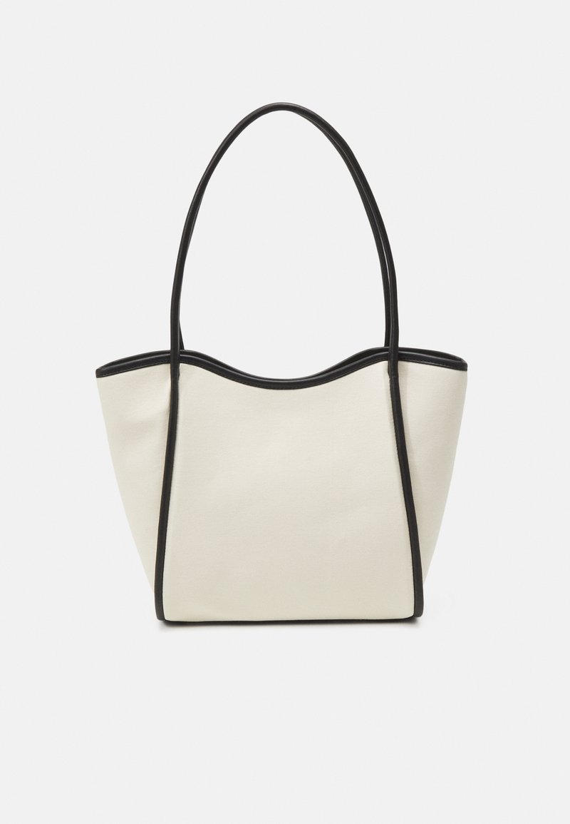 Torba na zakupy z płótna w kolorze off-white z czarnymi wykończeniami, z zaokrąglonym górnym brzegiem i dwoma długimi rączkami, ułatwiającymi noszenie.