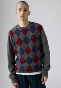 Rot-blau-grauer Argyle-Muster-Pullover mit Rundhalsausschnitt, gerippten Bündchen und Saum, aus einem weichen Wollmix.