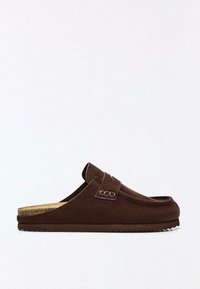 Mule en daim marron à enfiler avec avant fermé, bride décorative, semelle intérieure en liège et semelle plate à crampons.