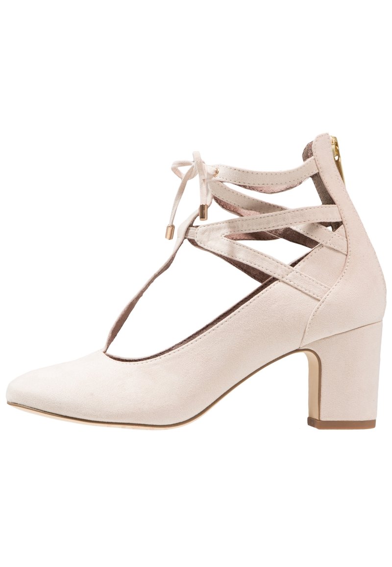 Décolleté in suede beige con punta affusolata, design a taglio, lacci regolabili nella parte anteriore e tacco a blocco di 6,5 cm con dettagli in zip dorata.