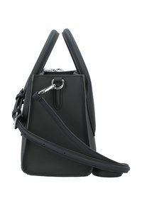 Sac à main noir avec une surface texturée, un design structuré, des poignées doubles et une bandoulière réglable avec des accents en métal argenté.