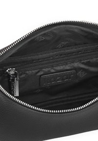 Borsa nera in pelle texture con una cerniera argentata. All'interno presenta un motivo stampato con logo, molteplici scomparti e una fodera in tessuto liscio.