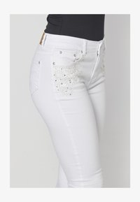 Neselectat, blanco/white