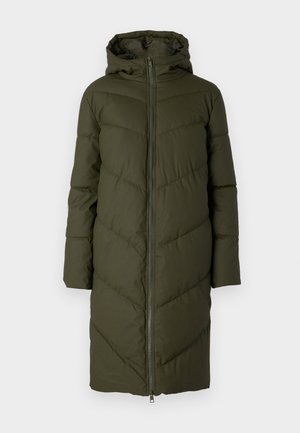 Palton lung, pufos, cu glugă, de culoare verde închis. Prezintă cusături în formă de V, fermoar frontal și manșete elastice. Design neted de lungime medie.