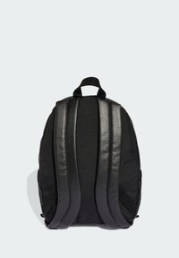 Černý batoh s polstrovanými ramenními popruhy a vrchním držadlem, zobrazený zezadu na jednoduchém světlém pozadí.