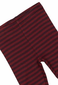 Geribbelde legging met afwisselende donkerrode en maroon horizontale strepen, voorzien van een brede elastische tailleband en een aansluitend ontwerp.