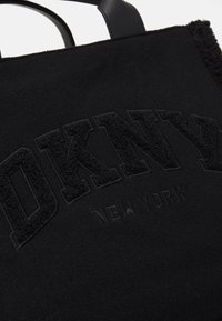 DKNY HADLEE TOTE - Håndveske - black