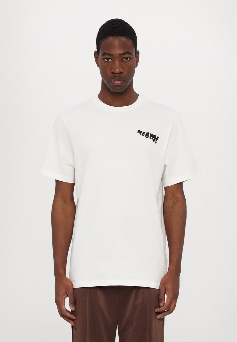Weißes Baumwoll-T-Shirt mit kurzen Ärmeln und rundem Halsausschnitt, mit einem schwarzen Druckgrafik auf der linken Seite. Glatte Textur, normale Passform.