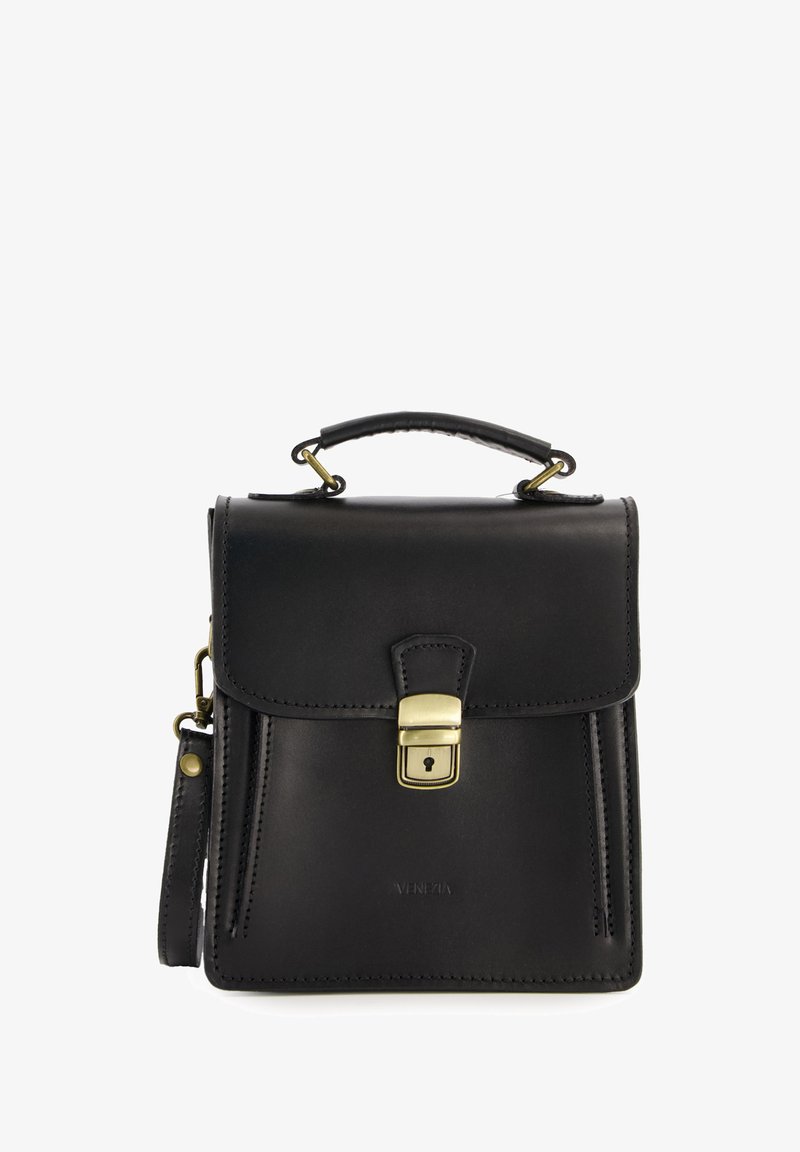Černá kožená kabelka se strukturovaným tvarem, horním uchopovacím madlem a nastavitelným ramenním popruhem. Obsahuje zlatavé uzamykání a detaily v prošívání.