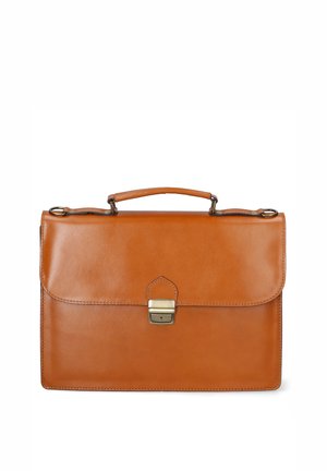 Braune Lederaktentasche mit strukturierter Form, einem oberen Griff und einem Frontklappenverschluss, der mit einem Metallverschluss gesichert ist. Glatte Textur, minimalistisches Design.