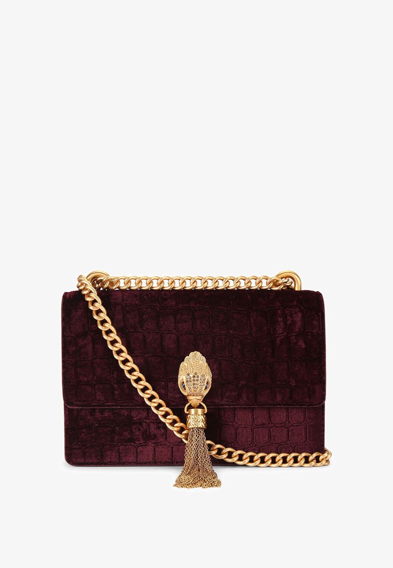 Borsa a mano in velluto color bordeaux con motivo testurizzato, tracolla a catena dorata e chiusura con dettaglio nappina in metallo dorato.