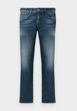Donkerblauwe denim jeans met een vervaagde was. Bevat het klassieke vijf-pocket ontwerp, rechte pijpen en een rode accentknop.
