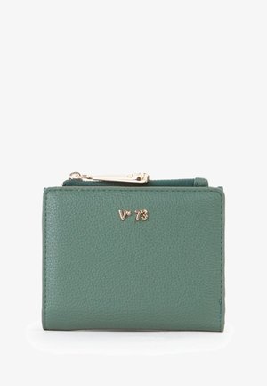 Portafoglio verde in pelle con superficie testurizzata, caratterizzato da un logo dorato "V°73" e una chiusura a zip con dettagli in metallo argentato.