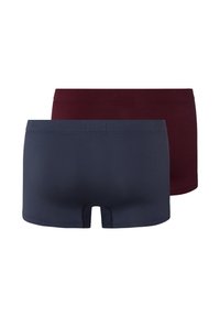 Dva páry pánských boxerek: jedny v tmavé burgundské barvě a druhé v námořnické modři. Oba mají hladkou strukturu, přiléhavý střih a středně vysoký pas.