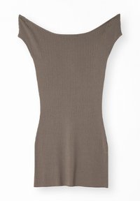 Robe côtelée à épaule dénudée en taupe, présentant une silhouette ajustée, des manches courtes et une texture lisse avec une finition sans couture.