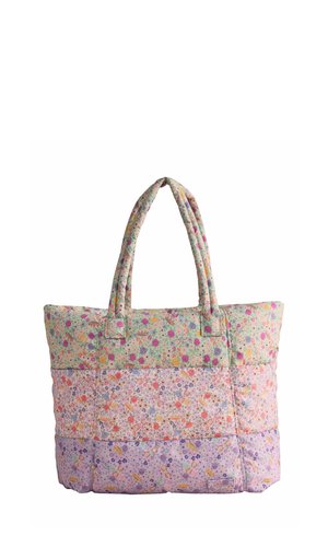 Sac cabas matelassé avec trois panneaux horizontaux dans des motifs floraux pastel vert, rose et violet et deux poignées rembourrées.