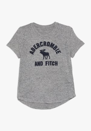 Grijs T-shirt met korte mouwen met de tekst "Abercrombie and Fitch" en een elandafbeelding gecentreerd op de voorkant.