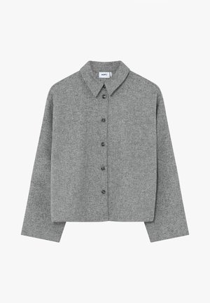 Grijze blouse met lange mouwen en knopen, met kraag, gemaakt van gestructureerde stof, plat weergegeven tegen een witte achtergrond.