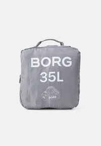 Szürke téglalap alakú táska, felső fogantyúval, fehér szöveggel "BORG 35L" és egy táska grafikával. Puha szövet textúra, cipzáras záródás.