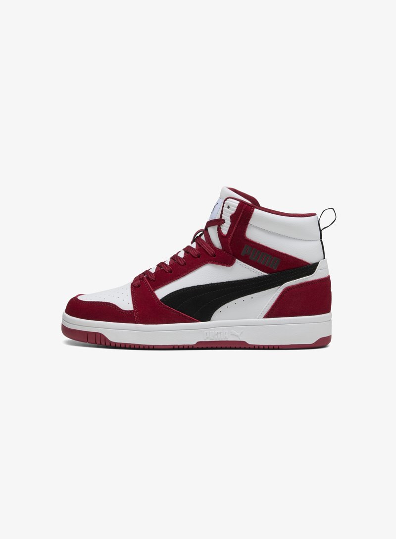 Sneakers alte con una base in pelle bianca, accenti in suede rosso e branding nero. Presentano una parte superiore testurizzata, lacci e una suola piatta in gomma.