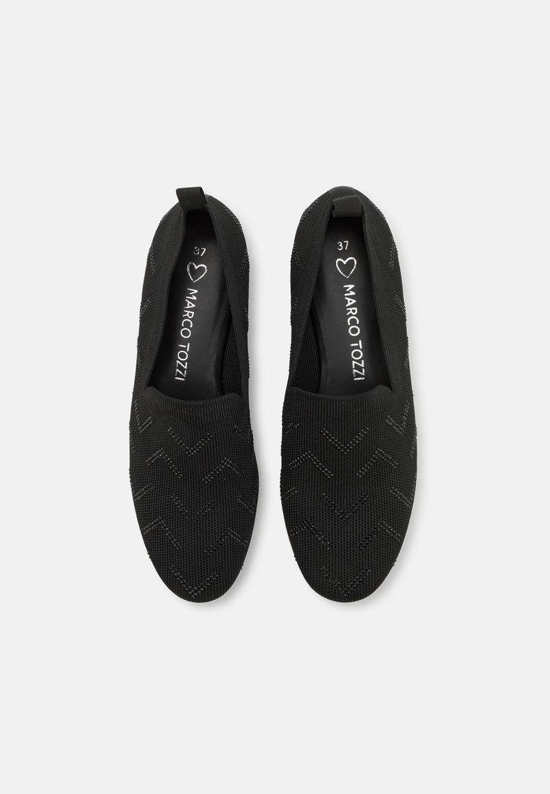 Czarne buty wsuwane z teksturowaną cholewką, w zygzakowaty wzór i elastycznymi bokami. Stylizowane z gładkim wnętrzem i minimalnymi detalami brandingowymi.