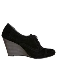 Svarta mocka kilskor med rund tå, snörning och en texturerad kilklack med vertikala ränder.